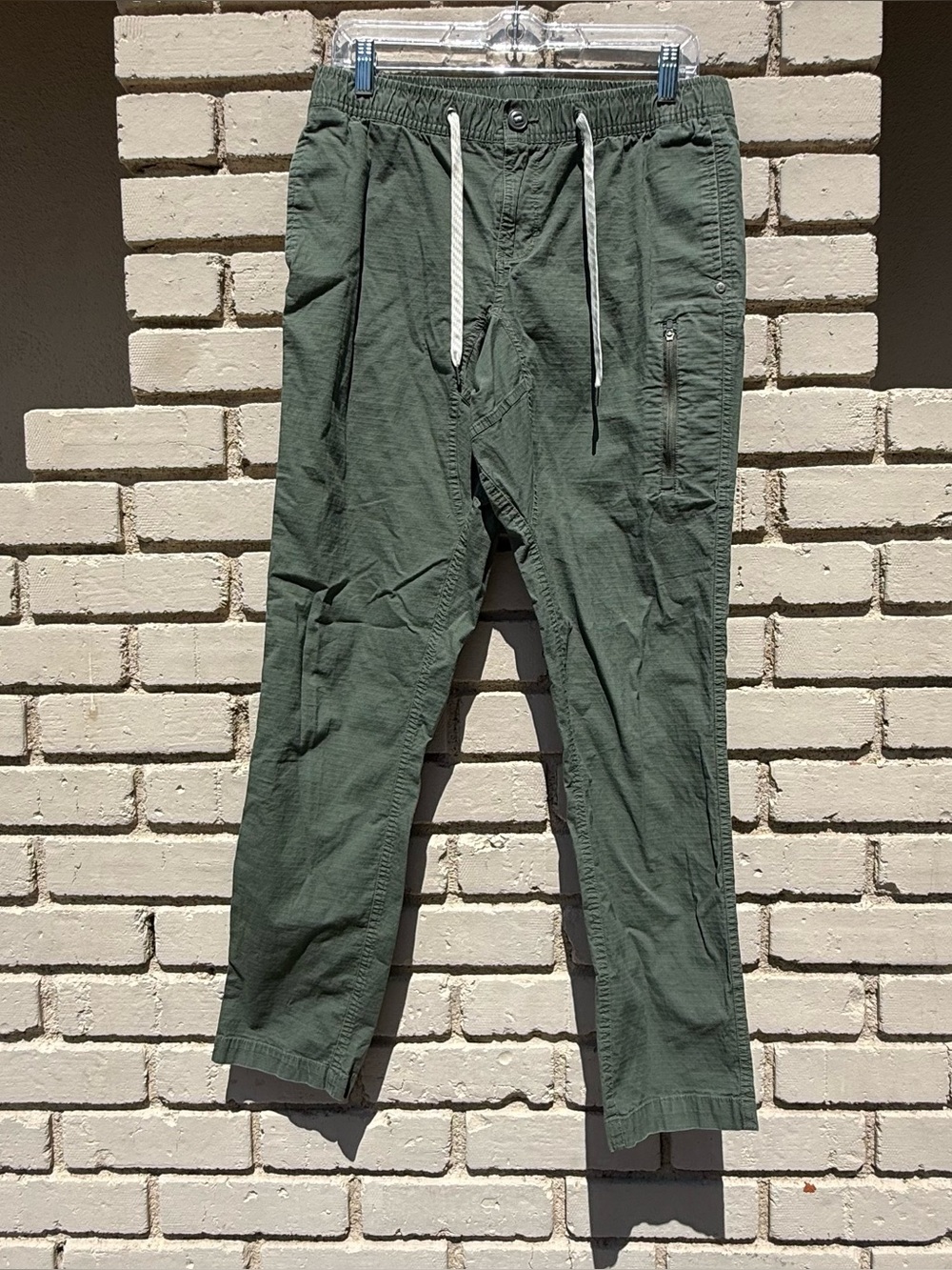 Vuori Cargo style Pants in Army Green - Size Large